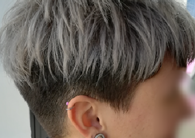 Décoloration cheveux courts